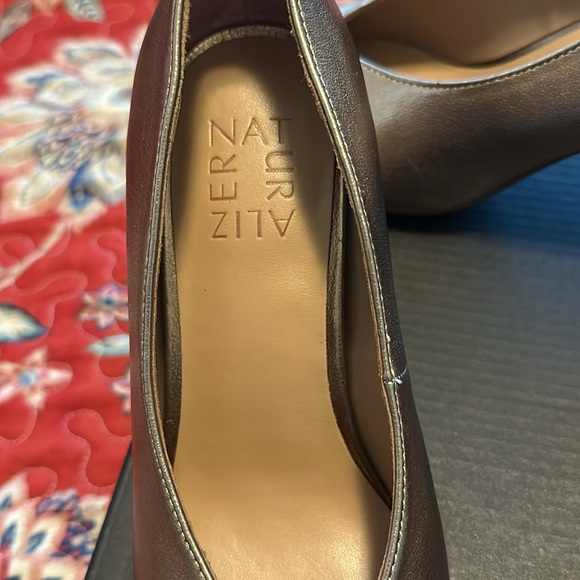 Naturalizer Gold Heels Elegant and Stylish - Picture 2 of 3